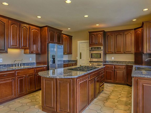 3rd image of 702 33rd Ave NW
