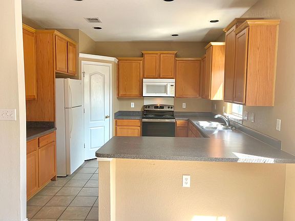 Fully furnished kitchen