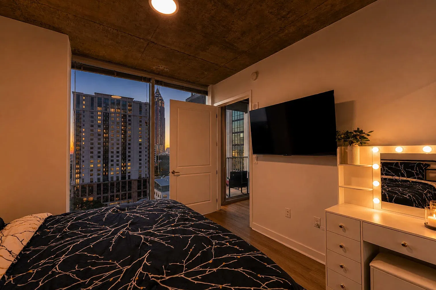 1 bed, 1.0 bath, 721 sqft, $7,591 — Photo 3