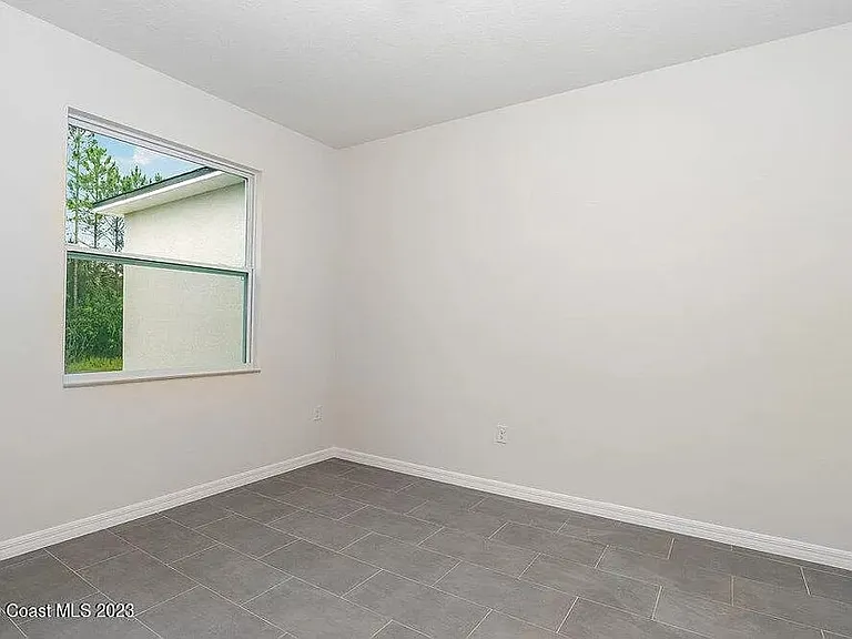 130 Norgrove St SE — Photo 5