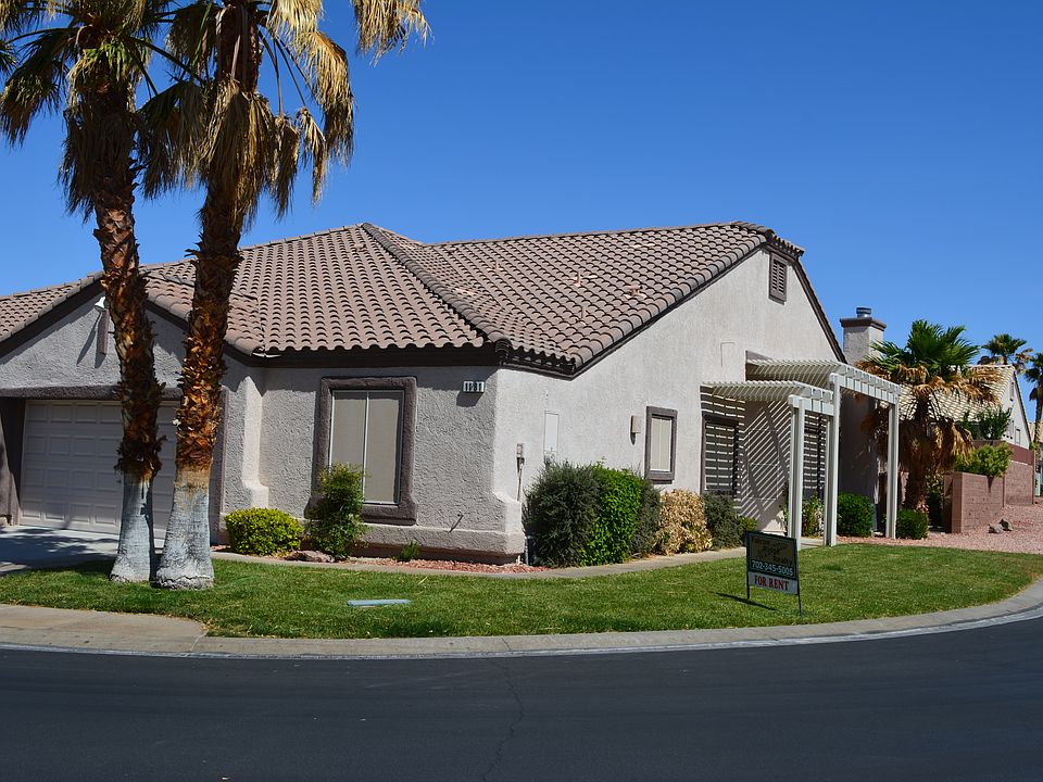 Front / Nice corner lot