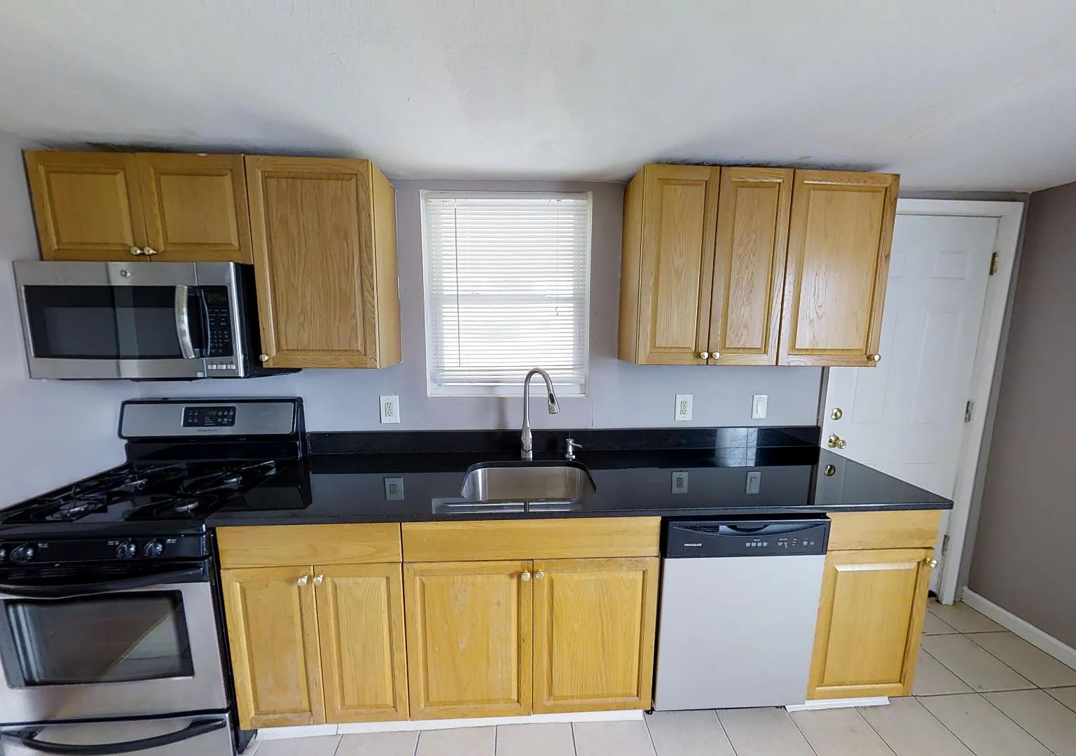 3 bed, 1.5 bath, $2,100 — Photo 4