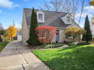 8032 N Regent Rd, Fox Pt, WI 53217