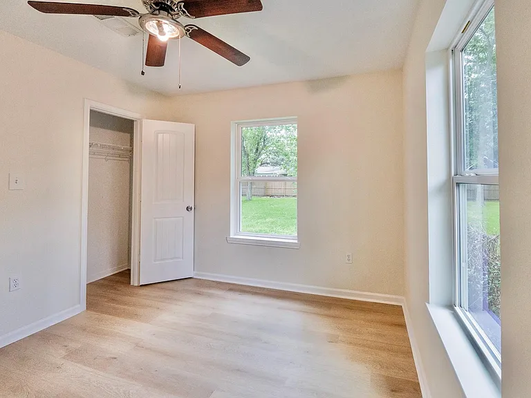 529 S Illinois Ave — Photo 16