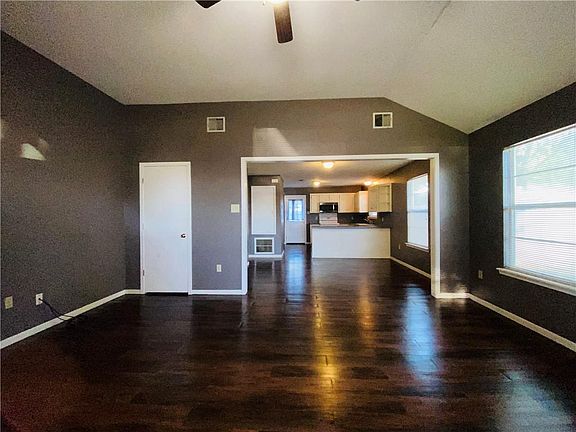 5th image of 406 Bayview Blvd