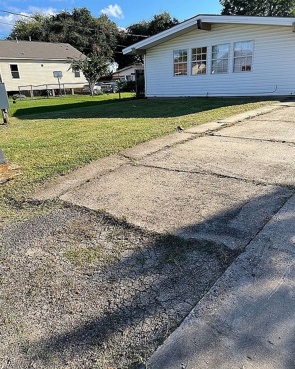 1st image of 825 Pecos Ave