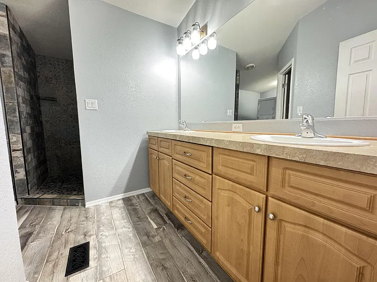 4879 N Monterey Dr — Photo 7