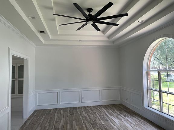 5th image of 513 E Wisteria Ave