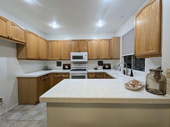 4th image of 5 Woodcrest Ln