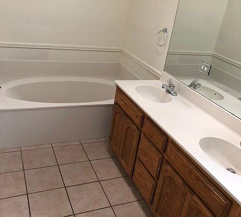 3rd image of 925 Brittany Dr