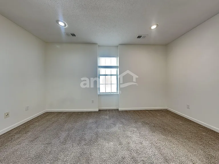 1015 Warwick Pl — Photo 15