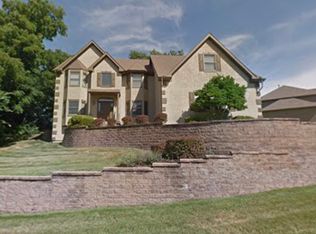 10110 River Hills Dr, Parkville, MO 64152