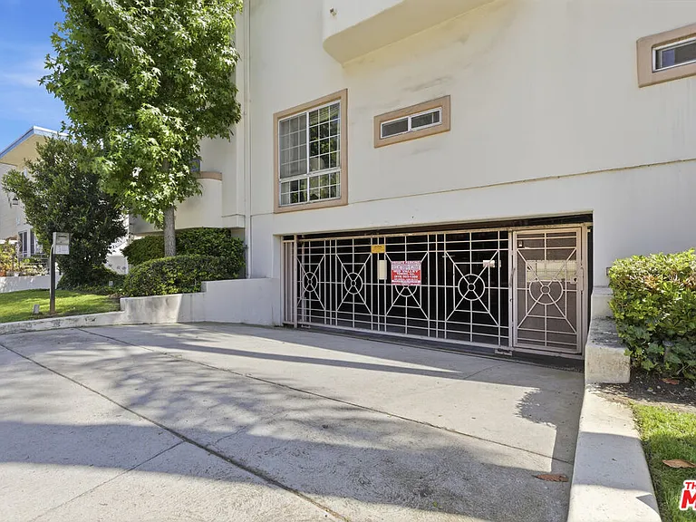 11110 Camarillo St #122 — Photo 24