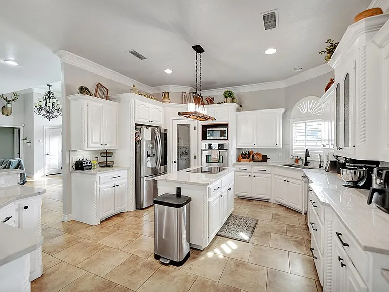111 Lahaina Dr — Photo 12