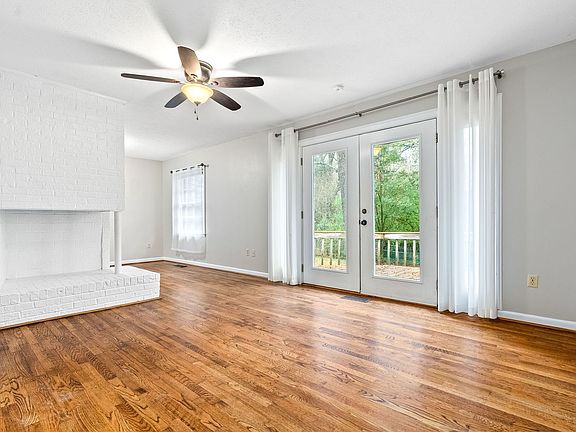3rd image of 302 Bowden Dr
