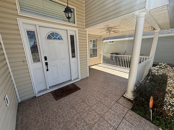 3rd image of 1409 Crescent Hill Dr