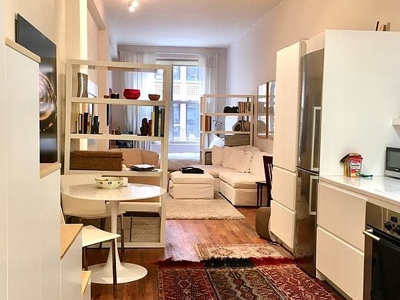 2nd image of 23 Waverly Pl APT 3M