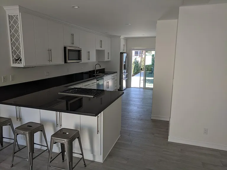 2442 Granville Ave — Photo 4