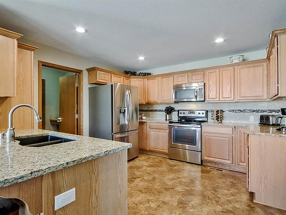 GRANITE & STAINLESS STEEL APPLIANCES