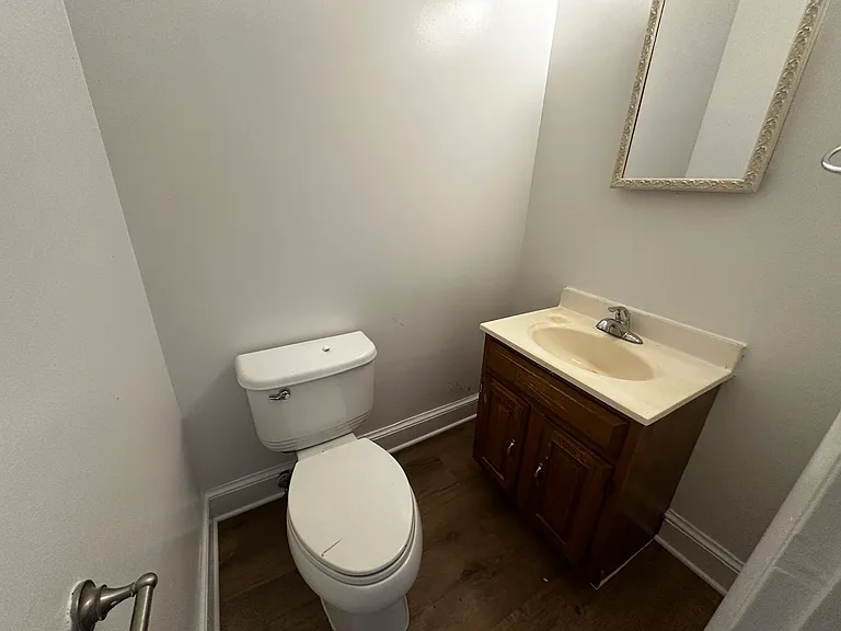 306 E St NE — Photo 15
