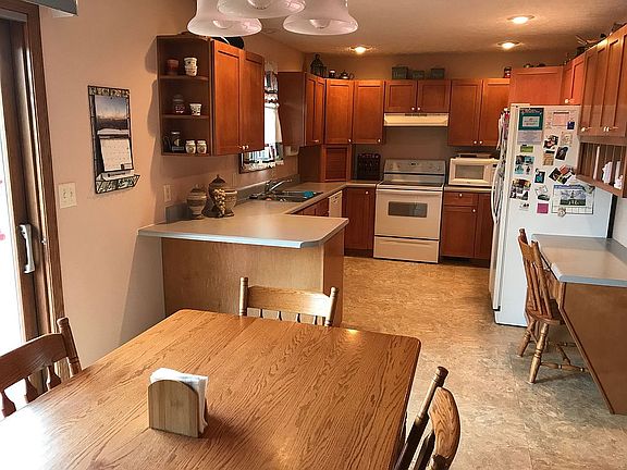 Kitchen, maple cabinets, 