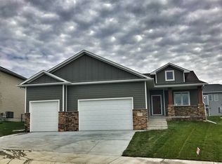 1240 Oakview Dr, Hickman, NE 68372