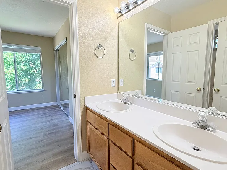 401 Skylark Ct — Photo 39