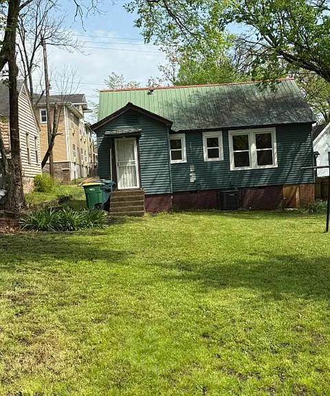 912 S Elm St — Photo 3