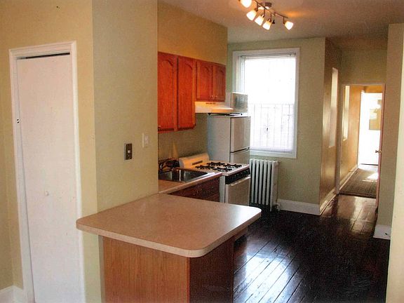 3rd image of 1720 Catharine St