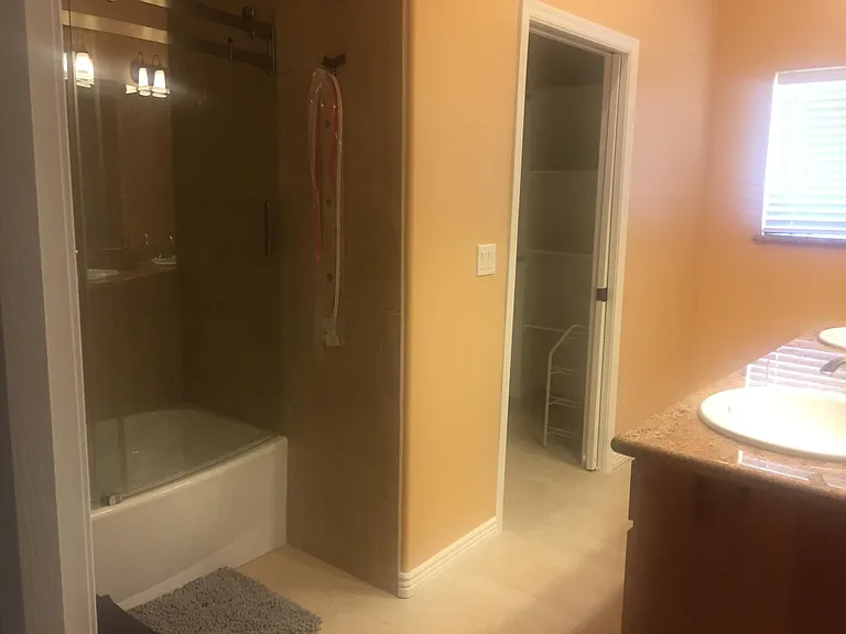 2712 S 185th Dr — Photo 5