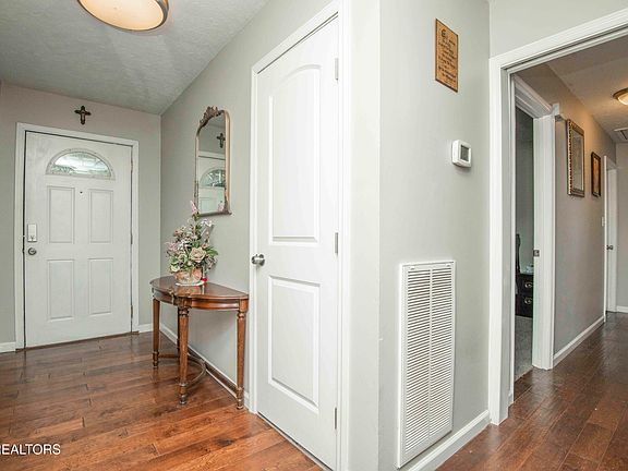 4th image of 4206 NE Shangri La Dr