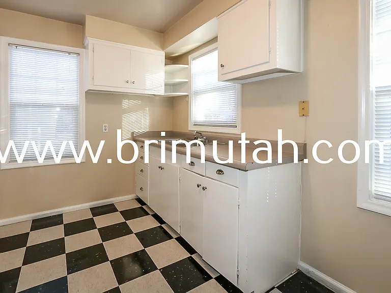 1105 E Laird Ave — Photo 4