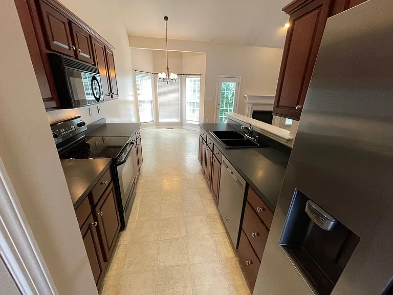 321 Arlington Meadows Dr — Photo 5