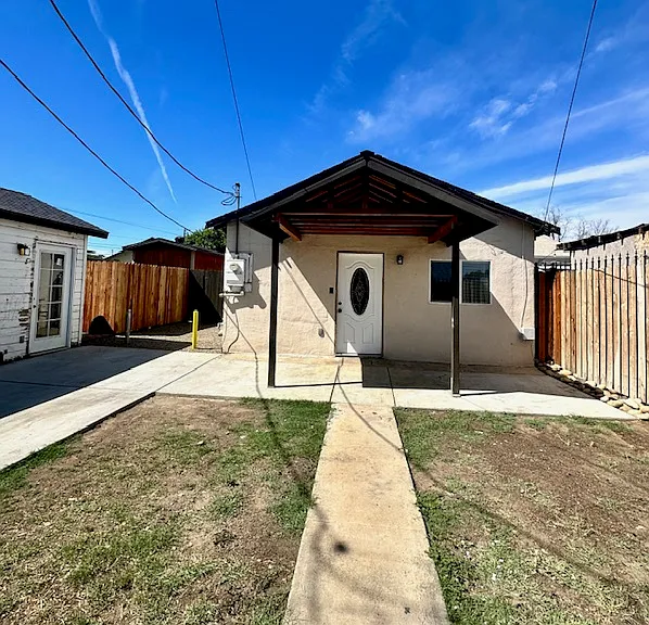 719 Eureka St #A — Photo 2