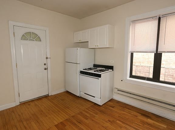 4th image of 3720 N Pine Grove Ave APT 3W