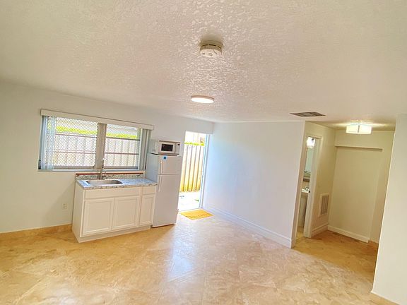 5th image of 4115 SW 98th Ct
