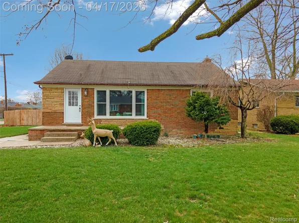 19720 Maxine St, Saint Clair Shores, MI 48080