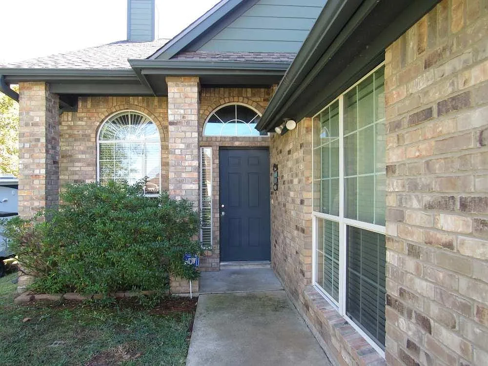 3 bed, 2.0 bath, 1745 sqft, $2,350 — Photo 2