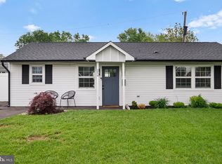 254 Goldenridge Dr, Levittown, PA 19057