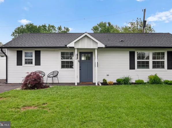 254 Goldenridge Dr, Levittown, PA 19057