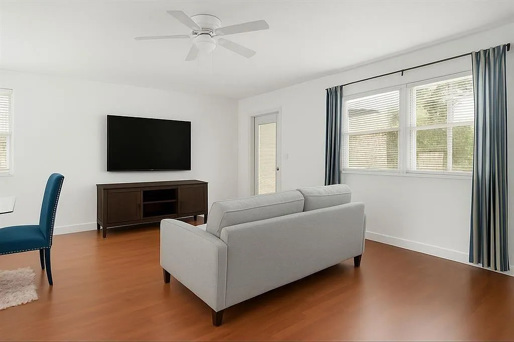 1 bed, 1.5 bath, $1,597 — Photo 2