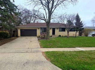431 Springhill Dr, Roselle, IL 60172