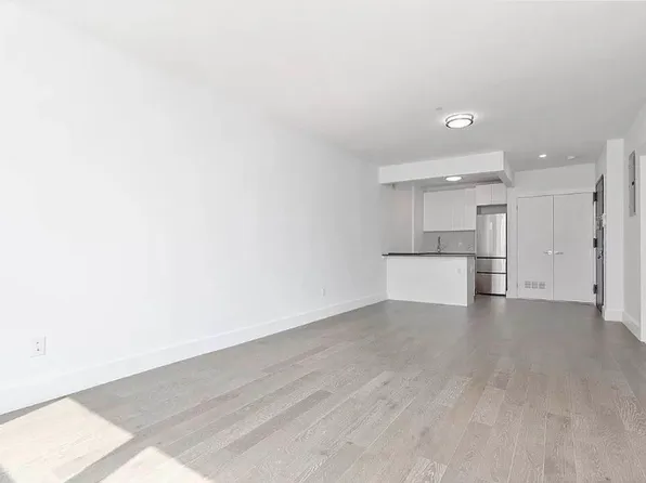 154 Graham Avenue image 1 of 6