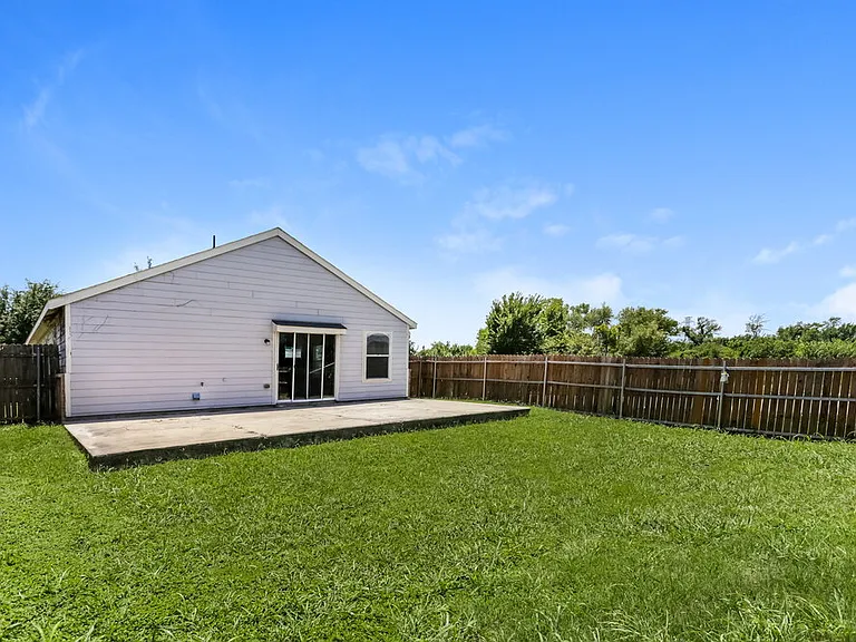 1303 Macaw Ct — Photo 16