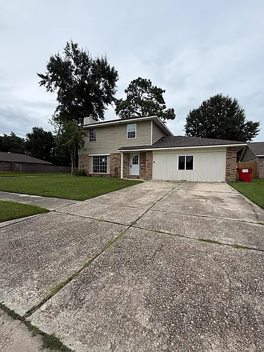 220 Tiffany St Photo 1