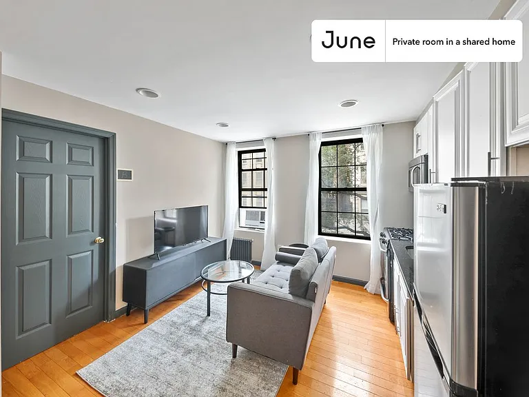 226 E 7th St #B — Photo 5