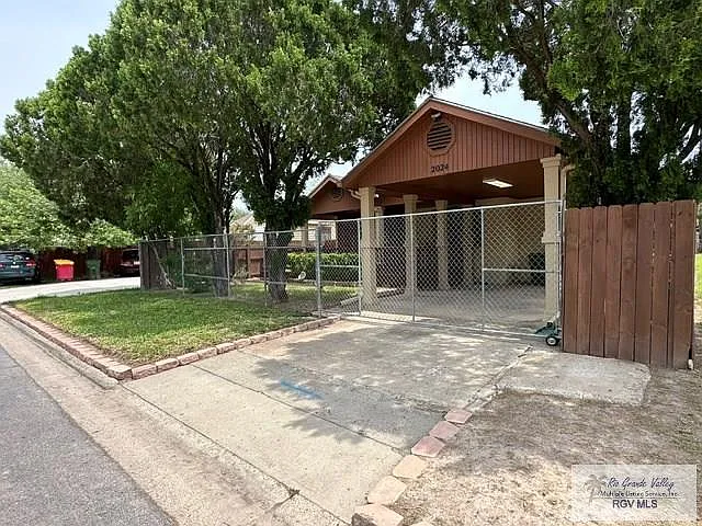 3 bed, 1.0 bath, 1259 sqft, $1,800 — Photo 2