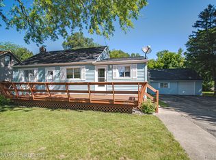 205 Oakwood St, Holly, MI