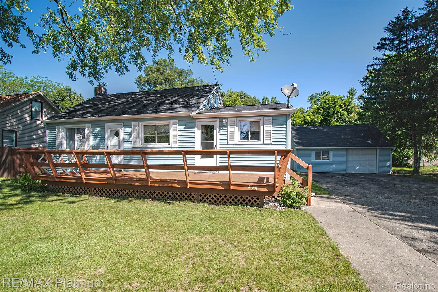205 Oakwood St photo 1