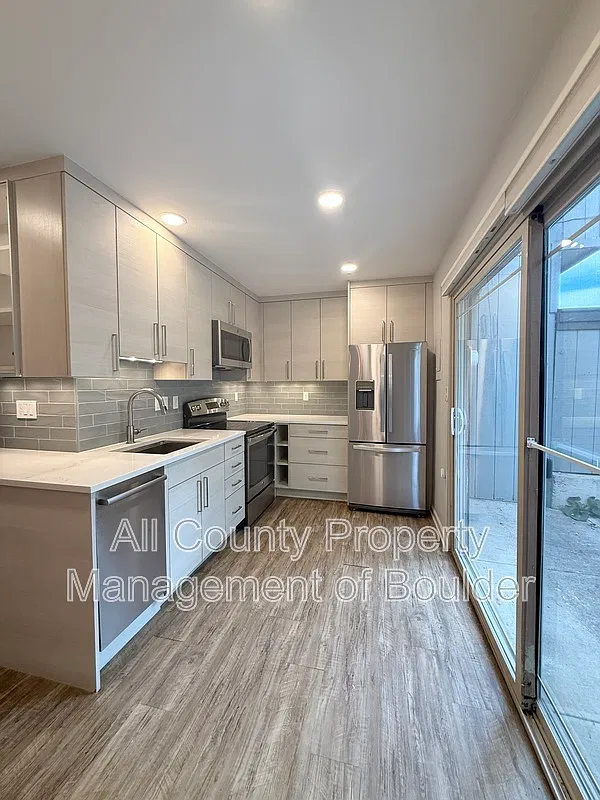 2 bed, 1.5 bath, 1044 sqft, $2,100 — Photo 4